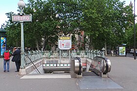 Hoofdtoegang tot het station, place Félix Éboué.