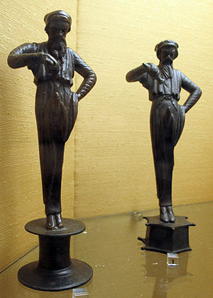 Statuette di priapo che versa un liquido sul proprio membro (a dx replica forse moderna), da ercolano, 27731 -32.JPG