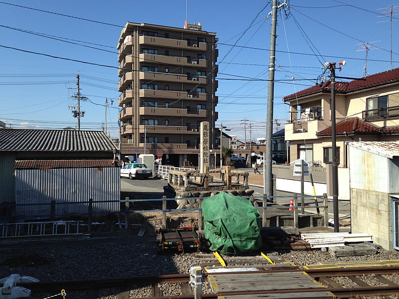 File:Stele for Owari Gakkoin Site from platform of Konomiya Station.JPG