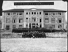 Student, faculty and alumni of Hangchow College at Main Building in 1917