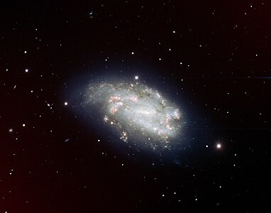 Ο υπερκαινοφανής SN 2005df είναι ορατός ως λαμπρός αστέρας ακριβώς πάνω από τον γαλαξία. Εικόνα από το ESO.