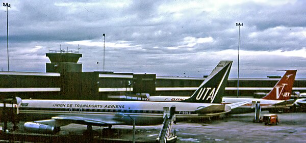 A UTA Douglas DC-8 at Sydney Airport in 1969