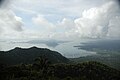 Vista del lago desde una elevación.