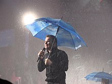 Gary Barlow singt „Back for Good“ im Kunstregen während der Take That present: The Circus Live Tournee 2009 im Stadium of Light