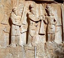 II. Ardasír (középen), kétoldalt Mithra és Ahura Mazda