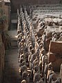 秦の始皇帝の兵馬俑坑に並ぶ、素焼き製の兵士像。（紀元前3世紀前後に作られたと推定されている。）