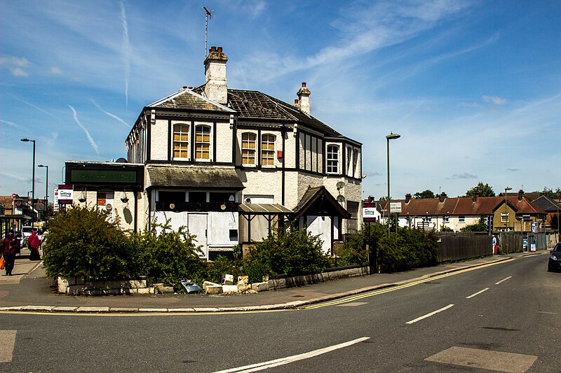 File:The Alexander Pub now closed. - panoramio.jpg