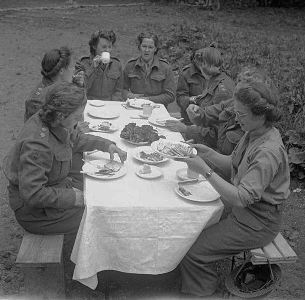 File:The British Army in Normandy 1944 B5813.jpg