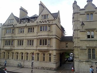 The Logic Lane covered bridge from the High Street The Logic Lane Bridge at University College Oxford.jpg