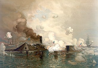 To slagskip lavt på vannet kolliderer med kanoner midt i røyken.