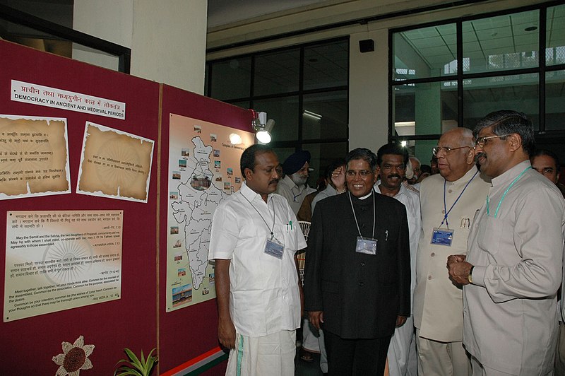 File:The Speaker, Lok Sabha, Shri Somnath Chatterjee seeing the exhibition on Indian Parliament and State Legislatures A Historical Perspective at Assembly building in Thiruvananthapuram, on May 25, 2007.jpg