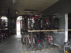 Abri à vélos dans la gare.
