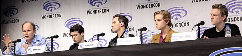 File:Tolkien cast by Gage Skidmore (cropped).jpg