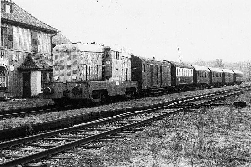 File:Train en gare de Burnhaupt-le-Haut.jpg