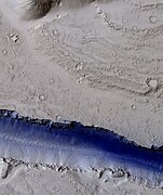 HiWish计划下高分辨率成像科学设备在埃律西昂火山区看到的一条槽沟（堑沟）部分，槽沟是刻耳柏洛斯堑沟群的一部分。
