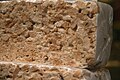 Detalhe de uma amostra de pastilha de nougat de Alicante, que mostra a abundância de amêndoas usadas em sua massa.