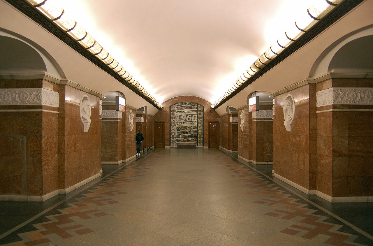 1280px-Universytet_metro_station_Kiev_2010_01.jpg