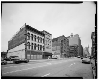 The facades (from left to right) of the House of Crane, Rothschild, and P. W. Jackson buildings in the 100 block of South Meridian Street were incorporated into the facade of the mall. VIEW NORTHWEST, GENERAL CONTEXT LOOKING NORTH UP MERIDIAN ST. - House of Crane Building, 124 South Meridian Street, Indianapolis, Marion County, IN HABS IND,49-IND,42-1.tif