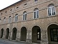 Français : Bibliothèque municipale Julien de Laillier, de Valognes (anciennes halles) - Arcades, rue Henri-Cornat .