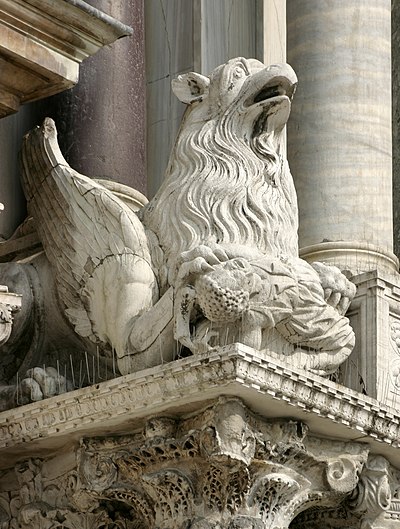 صورة:Venice - Statue of a griffin.jpg