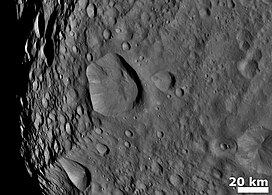 Cratères sur (4) Vesta (sonde Dawn, 2011).