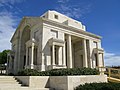 Pavillon de droite (côté sud) à l'entrée du cimetière militaire.