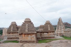 Virupaksha ibodatxonasi yaqinidagi Hampidagi Hemakuta tepaligidagi Kadamba ibodatxonalari