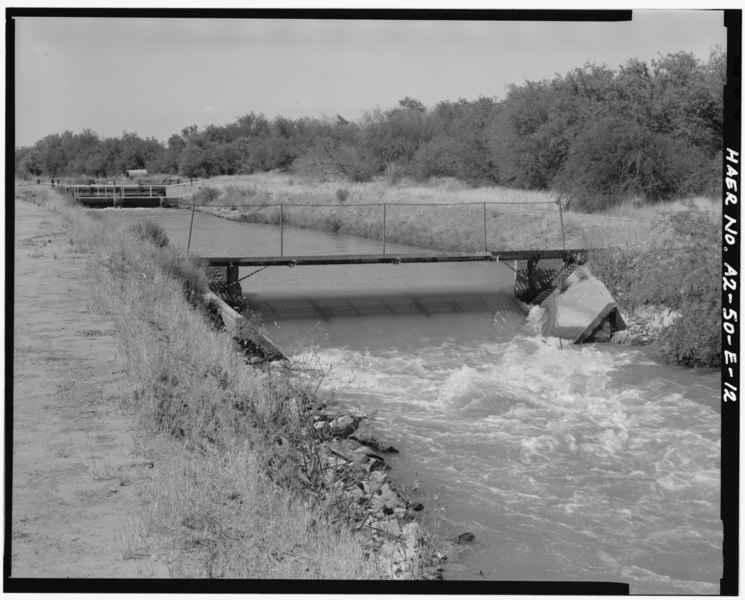 File:WEIR AT END OF MAIN CANAL (STATION 1176+00). VIEW LOOKING NORTHEAST WITH CHECK STRUCTURE IN BACKGROUND. - San Carlos Irrigation Project, Marin Canal, Amhurst-Hayden Dam to HAER ARIZ,11-COOL,1E-12.tif