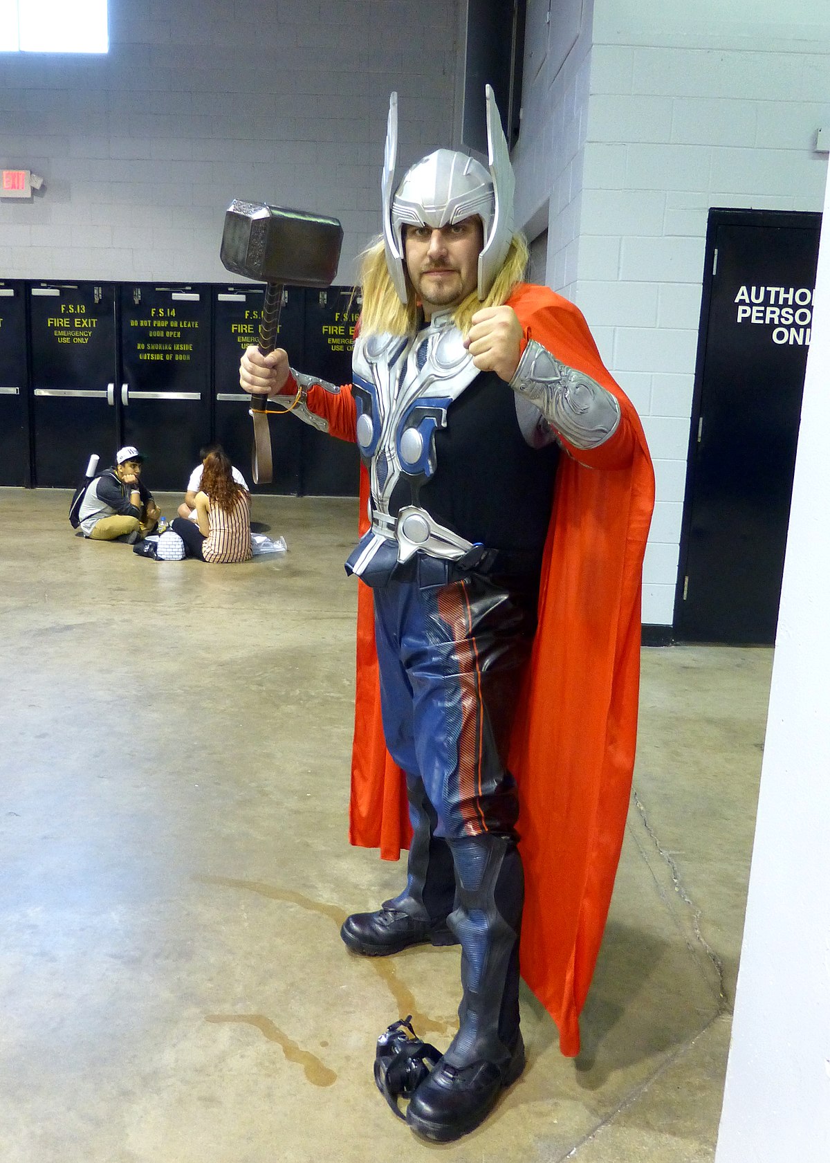 Photo libre de droit de Homme Dans Le Cosplay Thor Isolé Sur Le