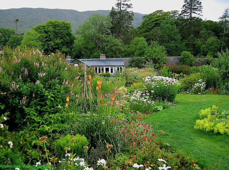 File:Walled garden of "Potting Shed" restaurant 