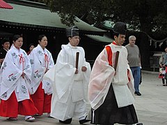 Wedding procession at Meiji shrine 02.jpg