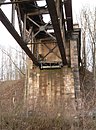 Brückenwiderlager auf der Nordseite mit der 1949 eingesetzten Fachwerkbrücke