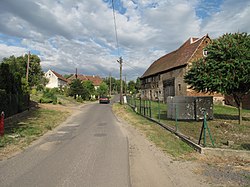 Jalan dengan rumah-rumah