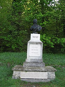 אנדרטה על גבעת קפוצינר המשקיפה על זלצבורג לציון המקום בו הגה וולפגנג אמדאוס מוצרט את חליל הקסם
