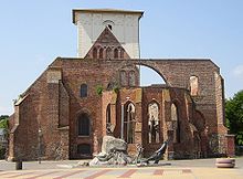 Ruine der Marienkirche, davor der Marktbrunnen