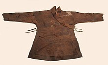 Jiaoling zuoren, Xiongnu leather robes, Han dynasty Xiongnu Leather Robe, Han period, Henan Provincial Museum, Zhengzhou.jpg