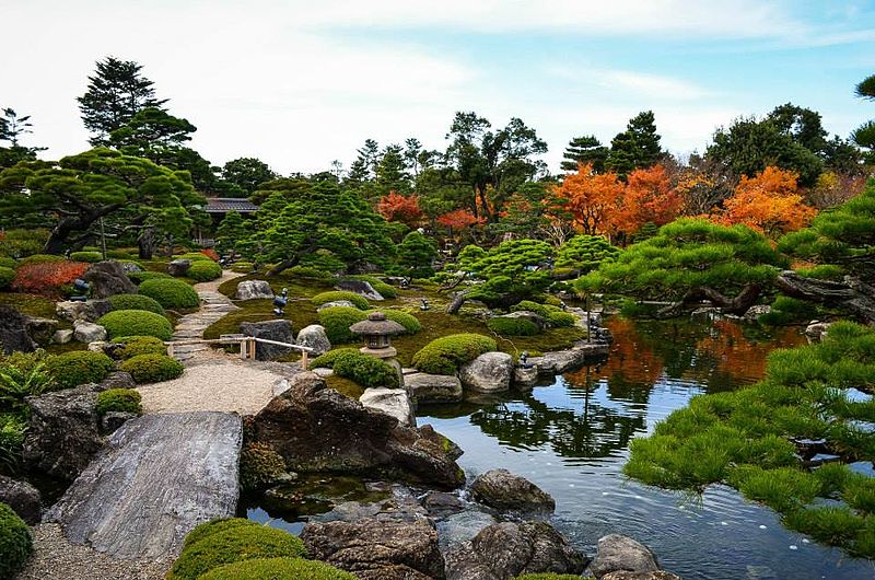 File:Yuushien Japanese Garden (Matsue City) - Autumn foliage 1.jpg