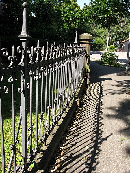 File:Zaun mit Schattenwurf in der Fürstenbergstraße in Freiburg-Wiehre.jpg