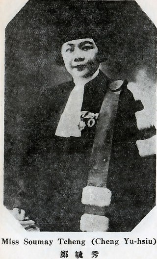 Photographie en noir et blanc d'une Chinoise en robe d'avocate.