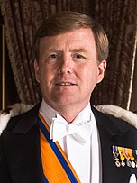 Zijne Majesteit Koning Willem-Alexander met koningsmantel april 2013 (cropped).jpeg
