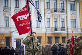 Поліцейський ОШБр НП «Лють» з Бойовим прапором бригади