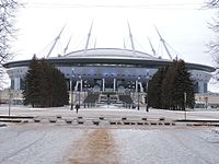 Krestowski-Stadion in Sankt Petersburg im Winter, Blick auf den Haupteingang