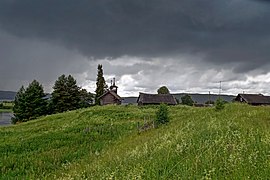 La chapelle et des maisons du village.