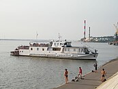 Modernizovaná motorová loď „Tayozhny“ (ex OM-1) na Amuru s 2½ palubou kabinou-plovoucí obchod