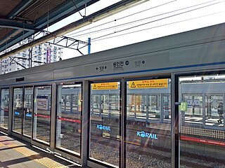 Платформенные раздвижные двери на станции