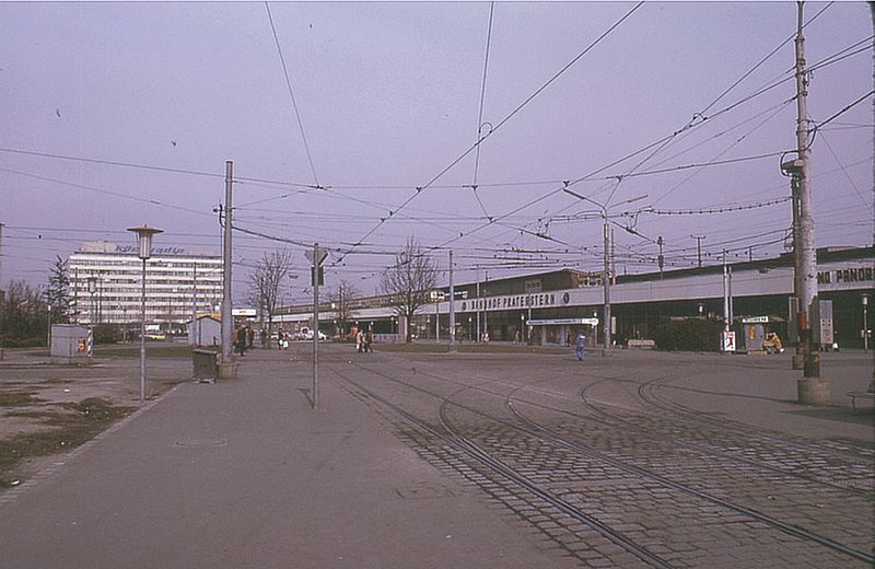 File:013R25200275 Praterstern, links Zentralschule und Strltg Wien Nord, rechts Bahnhof Wien Nord.jpg