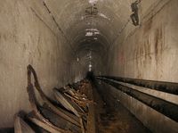 Le couloir d'accès aux locaux souterrains.