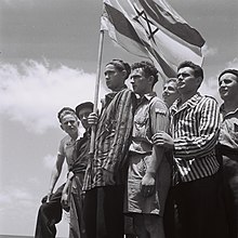 Ehemalige Buchenwald-Häftlinge auf einem Schiff im Hafen von Haifa, 15. Juli 1945