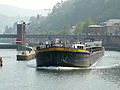 Blick von einem Boot der Rhein-Neckar-Fahrgastschifffahrt auf die Schleuse an der Heidelberger Altstadt