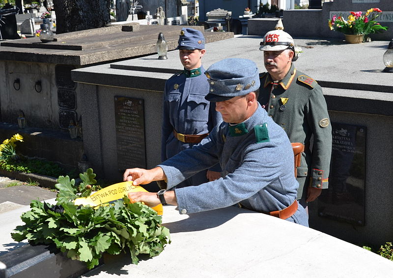 File:2013-014 Die Vereine und Gruppen legen Kränze am Grabmal des Marschalls Dembicki nieder.JPG